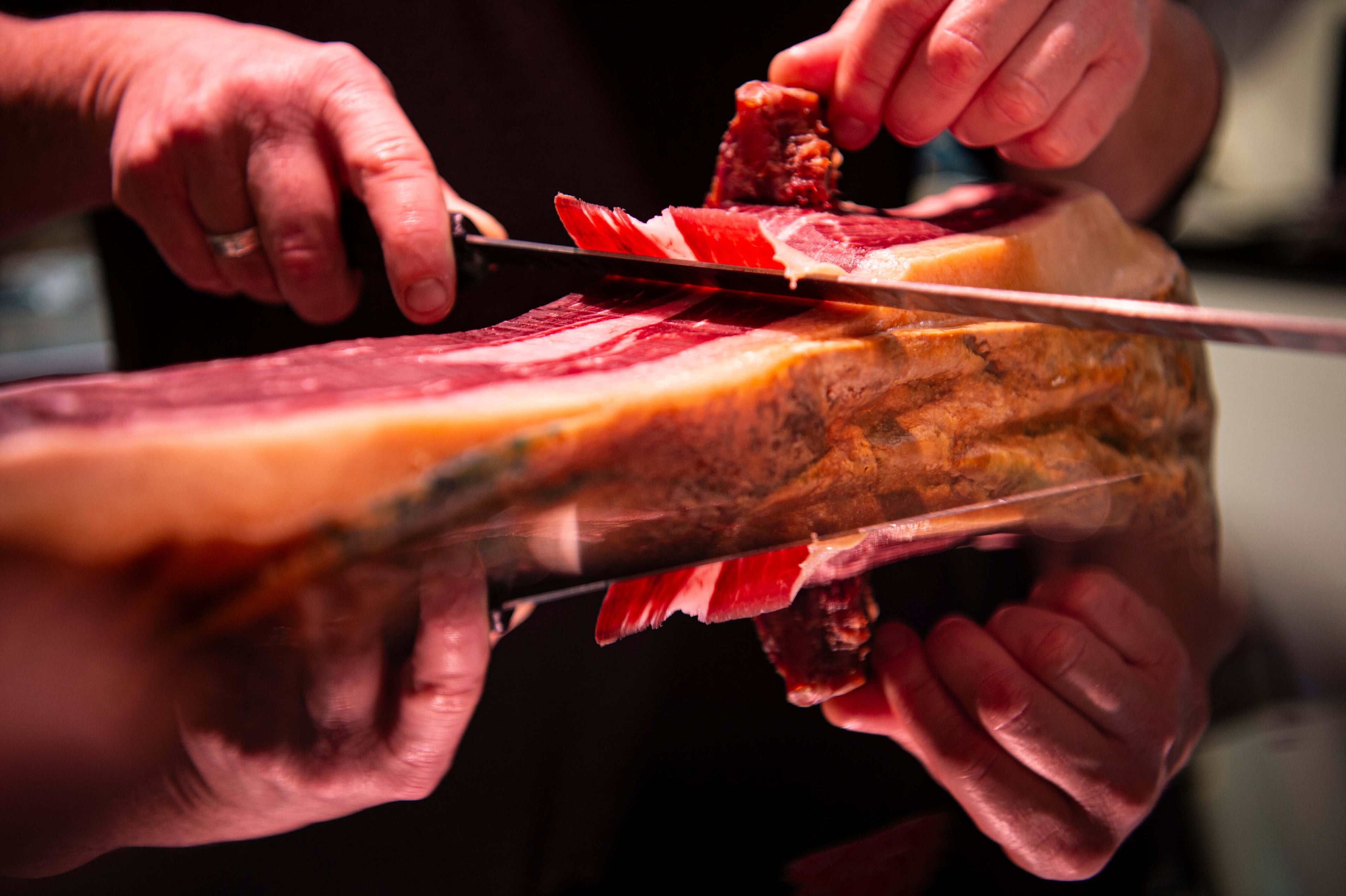 Corte de Jamón de Bellota 50% Raza Ibérica de Badajoz, Seleccionado y Cortado por Butchers Expertos